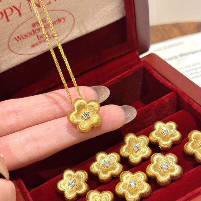 Wire-drawn small golden flower pendant, simple and versatile diamond-embedded necklace