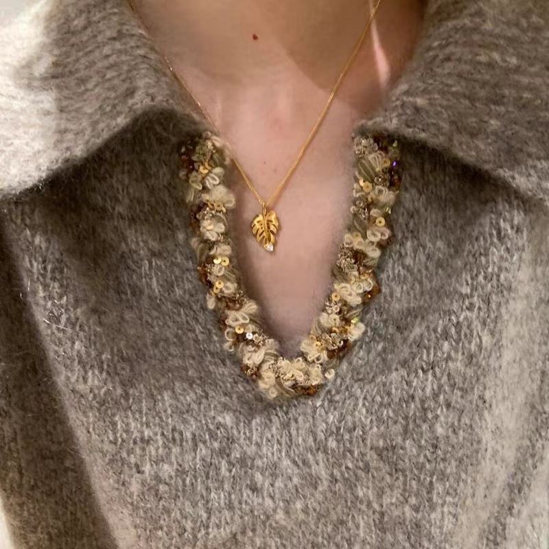 Golden wire-drawn leaf pendant necklace, exquisite and high-end for autumn and winter2