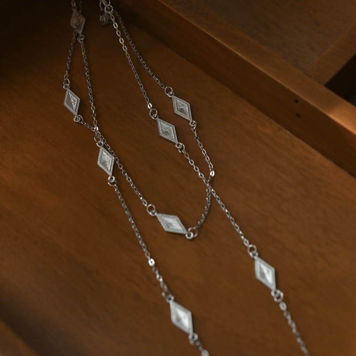 Golden double - sided diamond - shaped necklace, a new Chinese - style, simple, niche and long - style sweater chain4