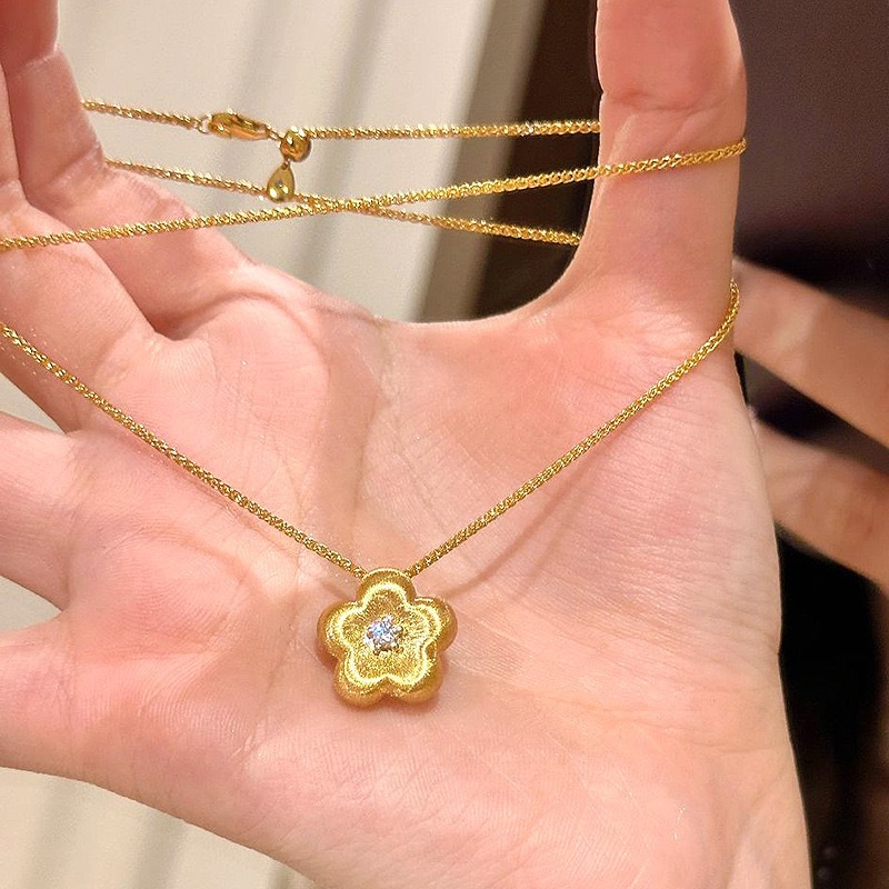 Wire-drawn small golden flower pendant, simple and versatile diamond-embedded necklace 5
