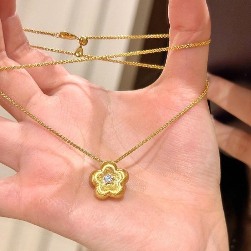 Wire-drawn small golden flower pendant, simple and versatile diamond-embedded necklace