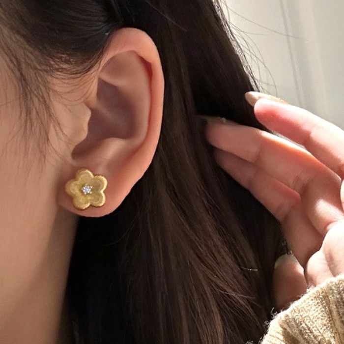 The same sand gold point diamond brushed small golden flower stud earrings in the gold store are fashionable and versatile, and the high-end temperament is a gift for girlfriends.