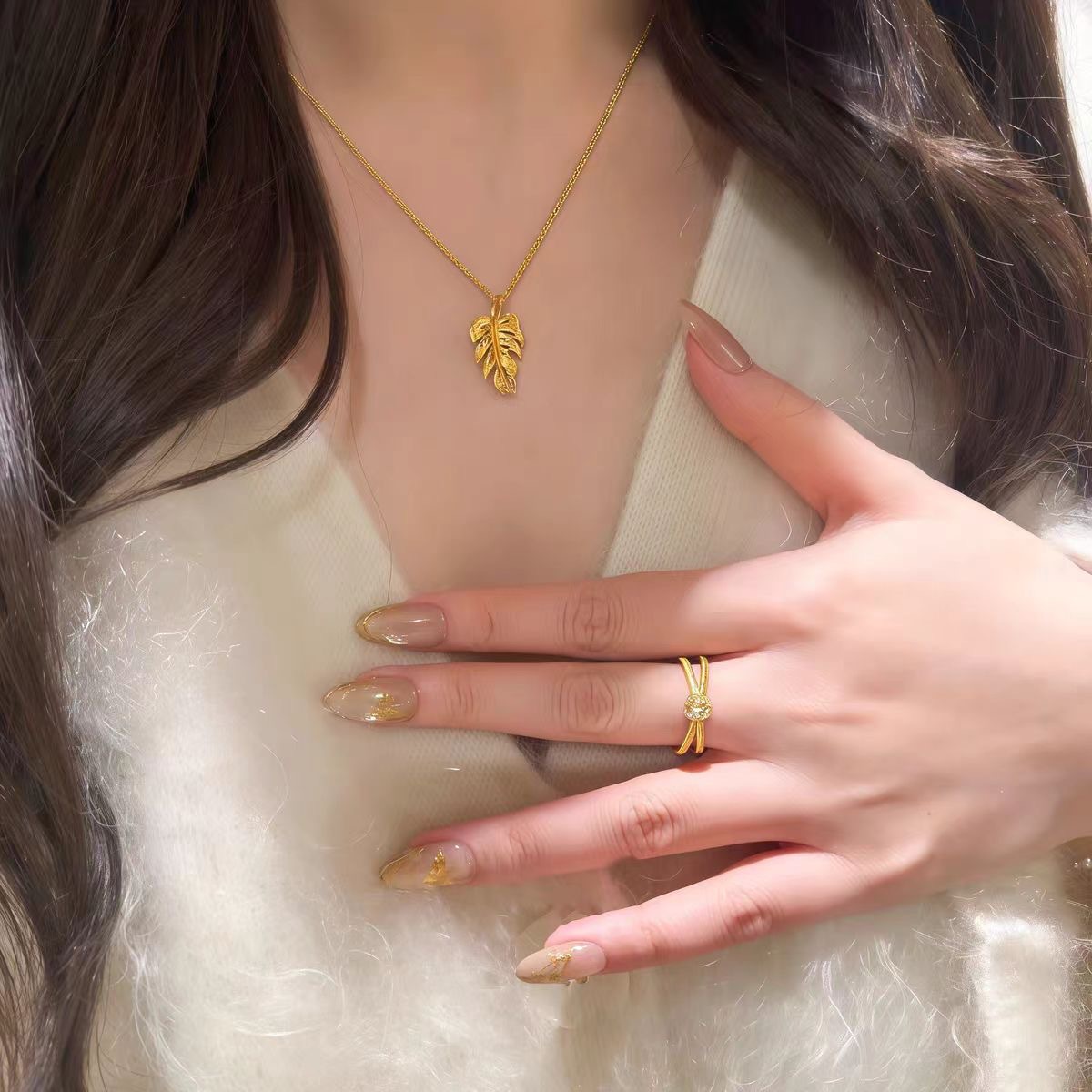 Golden wire-drawn leaf pendant necklace, exquisite and high-end for autumn and winter