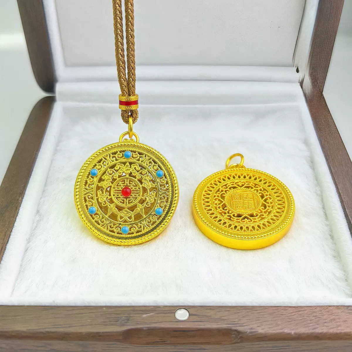Chinese style compass sweater chain for women, with a high - end feel, long - length, stylish, delicate and luxurious necklace