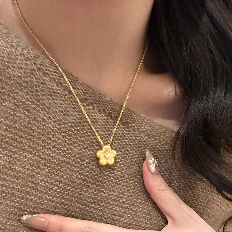 Wire-drawn small golden flower pendant, simple and versatile diamond-embedded necklace2