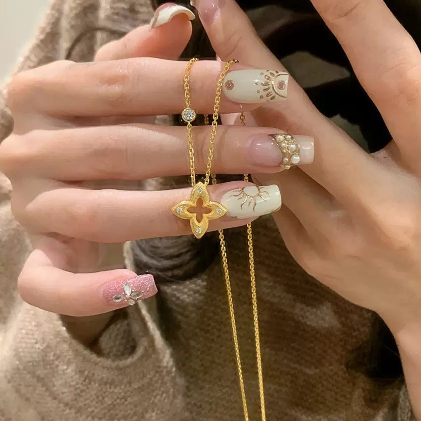 Golden wire-drawing hollow four-leaf clover necklace with a retro and high-end sense, a light luxury diamond-embedded flower necklace