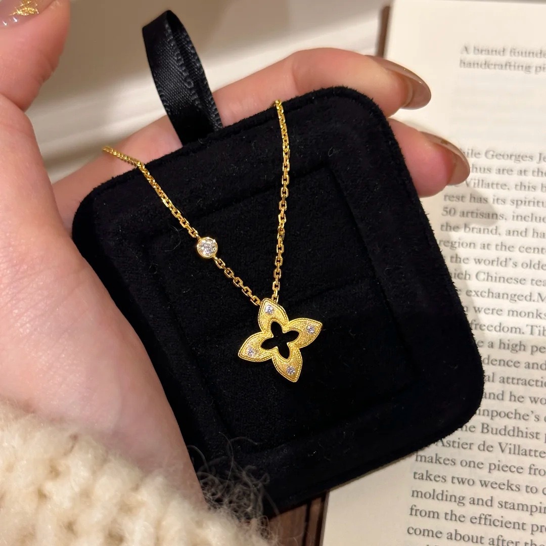 Golden wire-drawing hollow four-leaf clover necklace with a retro and high-end sense, a light luxury diamond-embedded flower necklace4