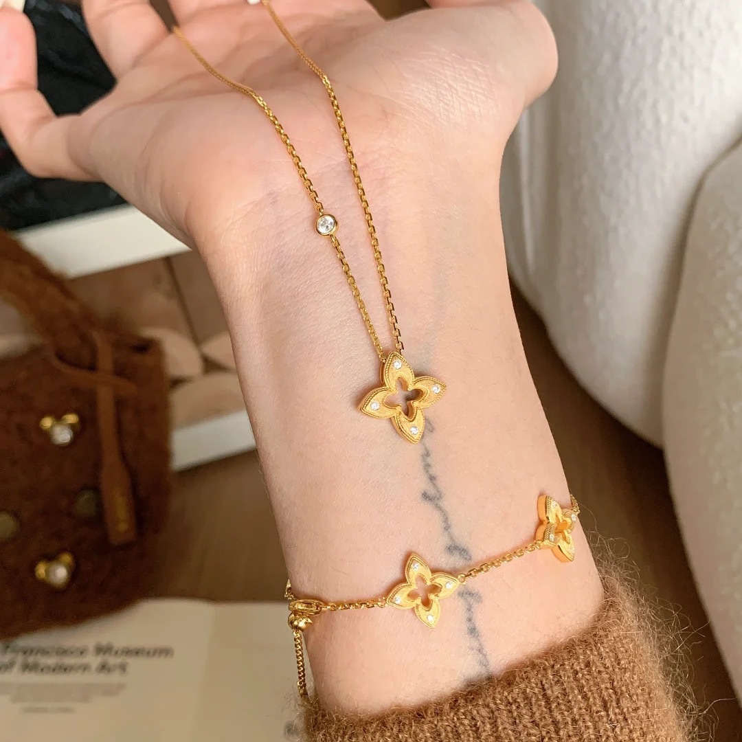 Golden wire-drawing hollow four-leaf clover necklace with a retro and high-end sense, a light luxury diamond-embedded flower necklace3