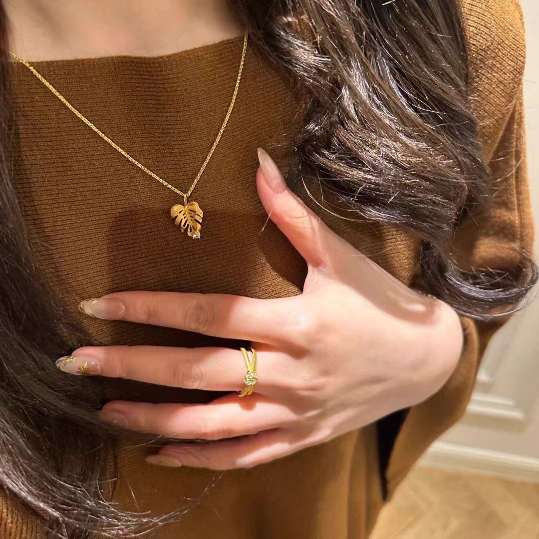 Golden wire-drawn leaf pendant necklace, exquisite and high-end for autumn and winter4