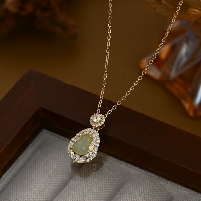 A delicate and versatile neck chain for women, featuring a real gold - plated design with micro - inlaid zircon stones, an elegant collarbone chain. It has a high - end look with an imitation chalcedony gourd pendant.