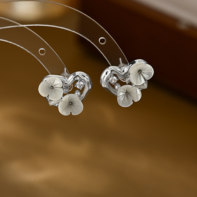 Exquisite small flower and heart - shaped stud earrings, new 2025 style, daily sweet - style ear accessories for wholesale