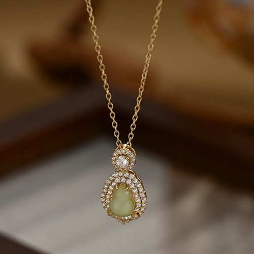 A delicate and versatile neck chain for women, featuring a real gold - plated design with micro - inlaid zircon stones, an elegant collarbone chain. It has a high - end look with an imitation chalcedony gourd pendant.