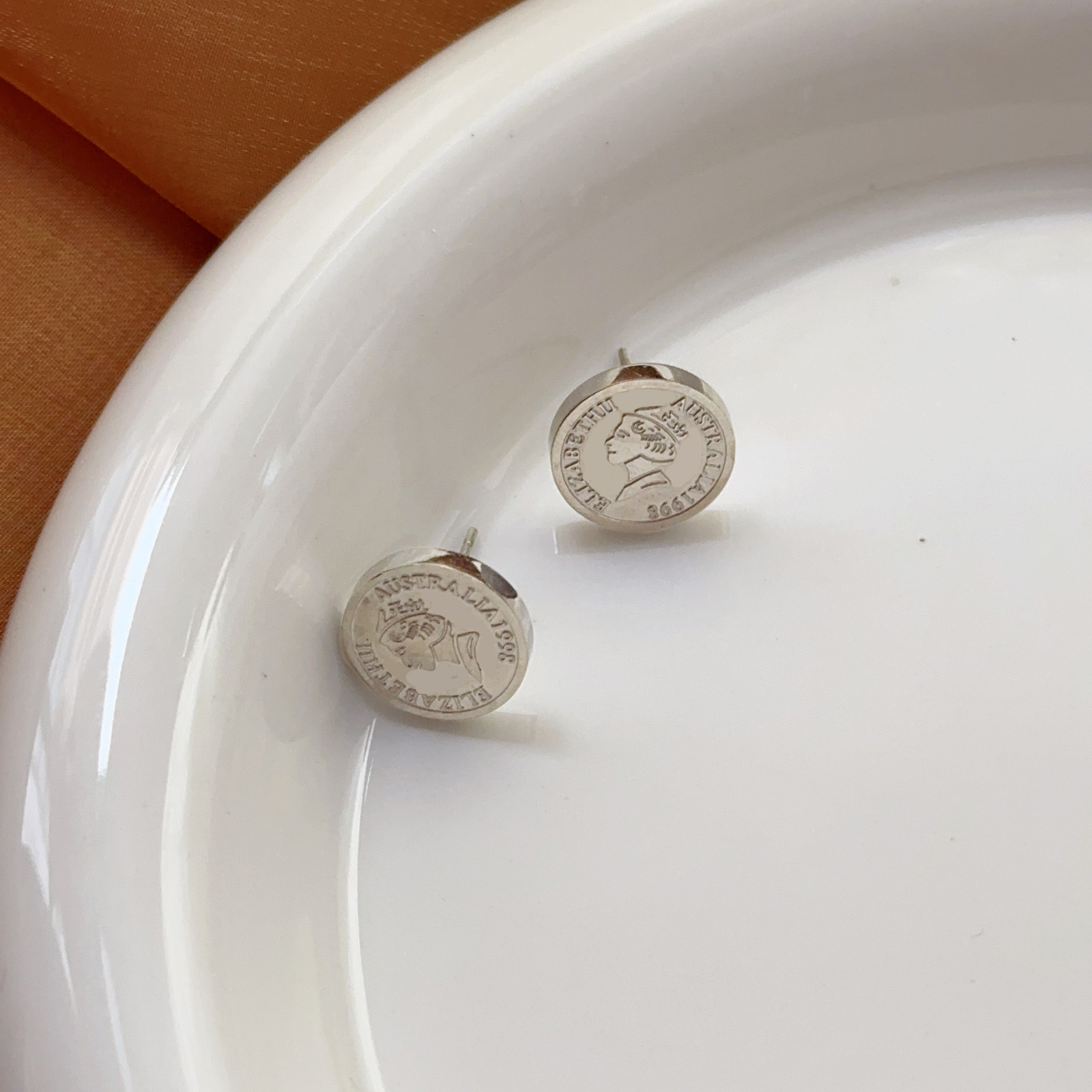 British Retro Coin Queen Head Titanium Steel Earrings Minimalist Style Elegant Simple Versatile Earrings Jewelry