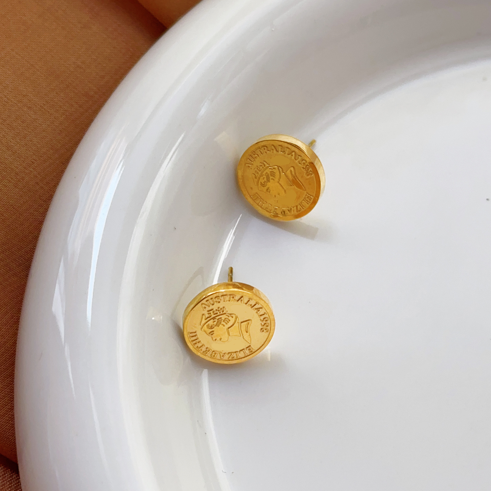 British Retro Coin Queen Head Titanium Steel Earrings Minimalist Style Elegant Simple Versatile Earrings Jewelry