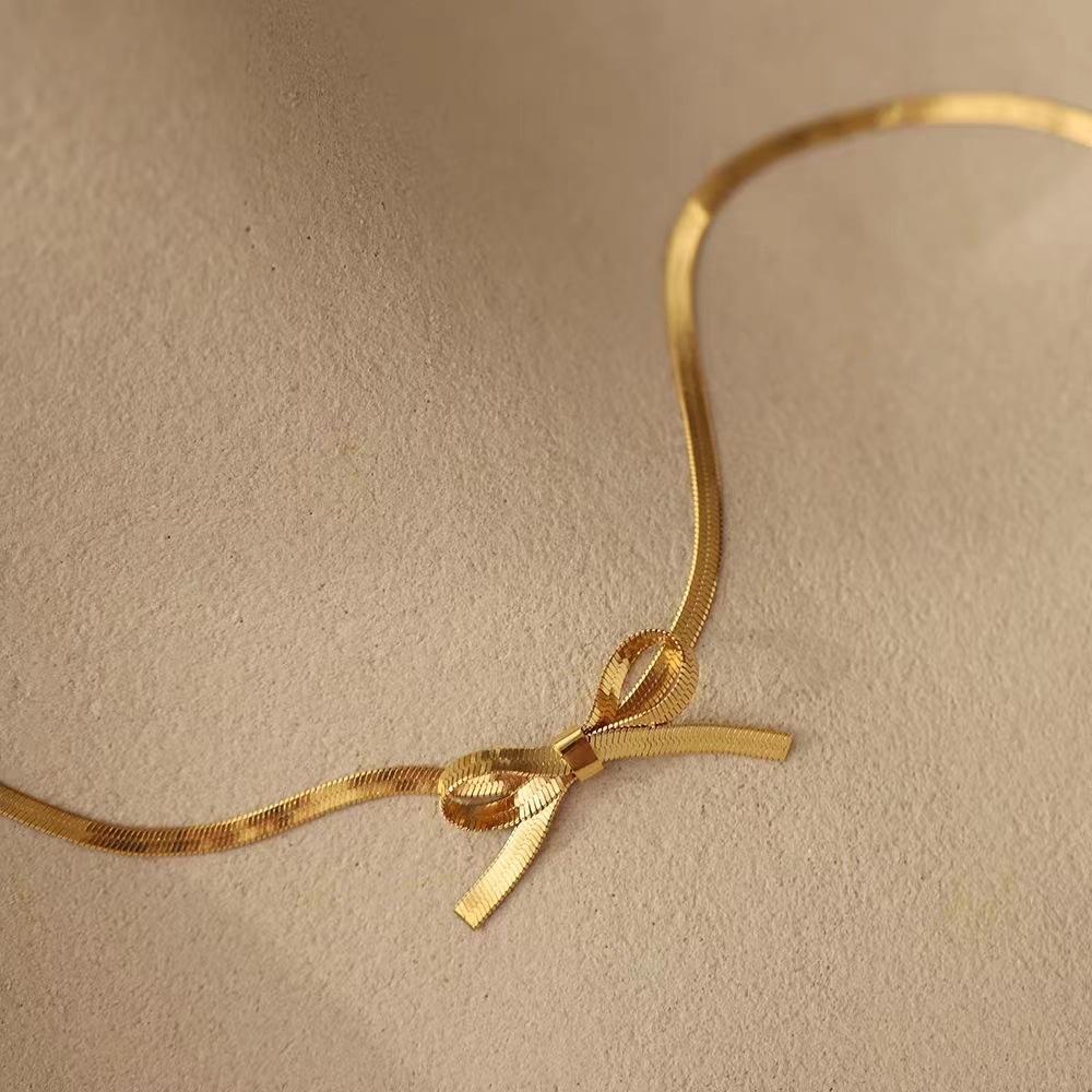 Design Sense Titanium Steel Non-Fading Choker Short Bow Snake Bone Necklace Exquisite Fashion Collarbone Chain