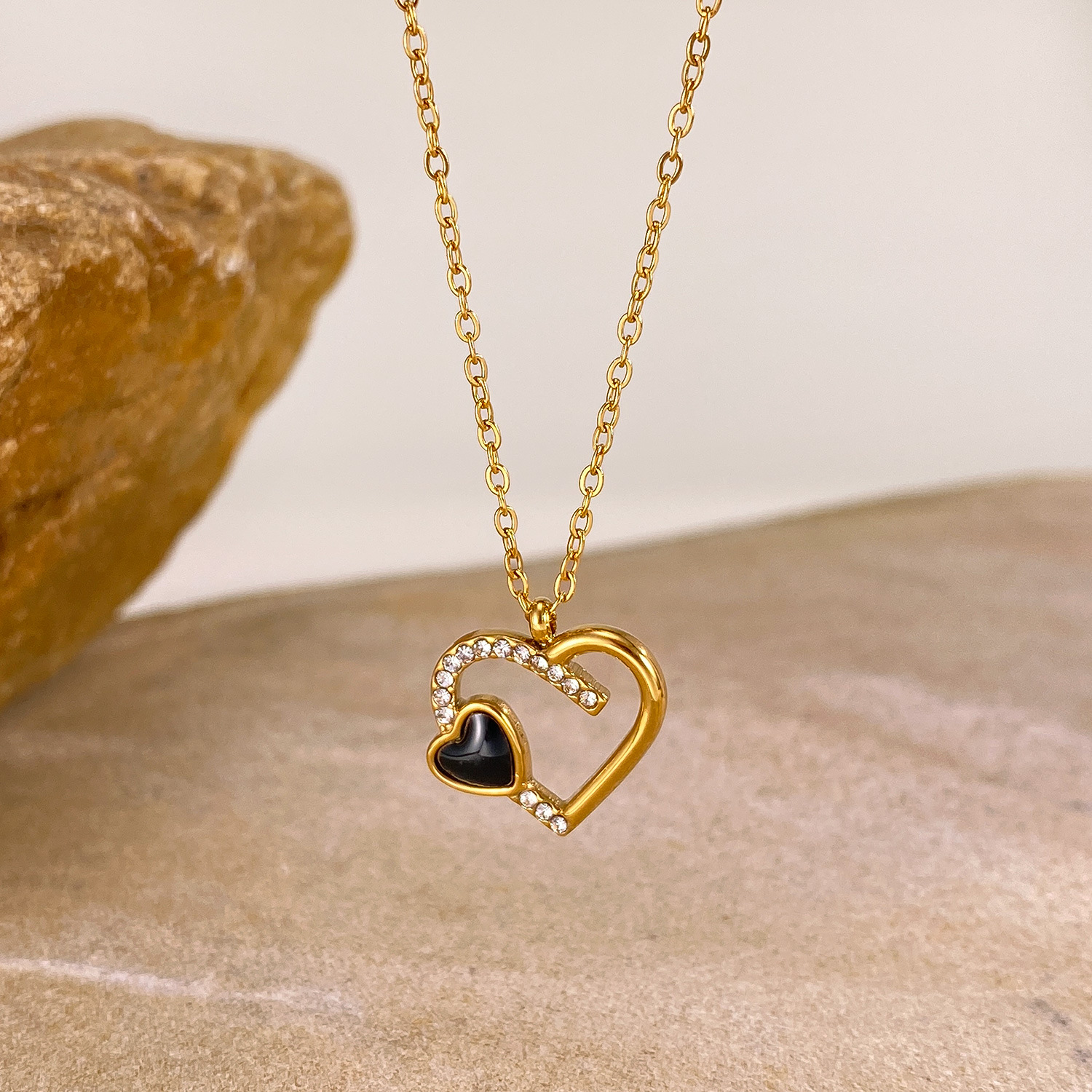 Cross-Border Versatile Necklace for Women Stainless Steel Niche Fashion High-End Heart Titanium Steel Collarbone Chain Wholesale