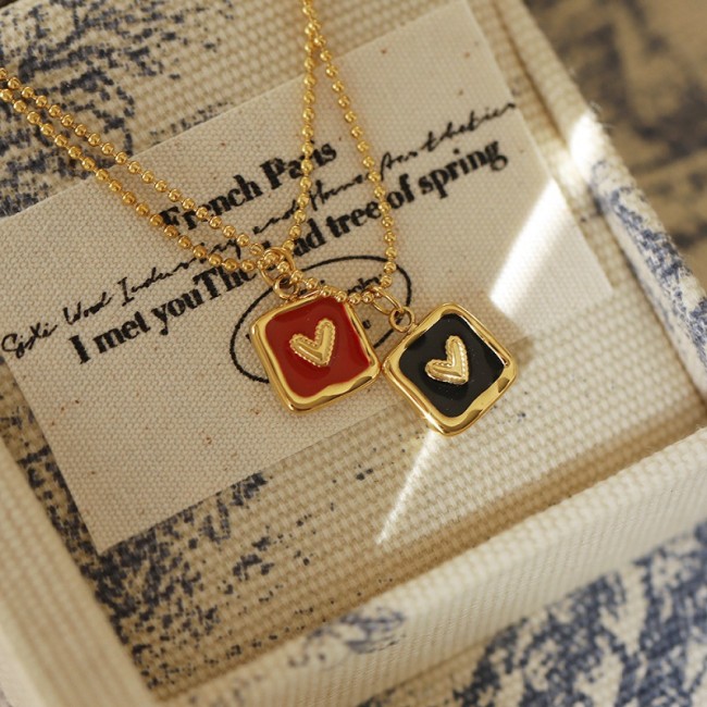 Titanium Steel Light Luxury Square Heart Pendant Necklace for Women Versatile Fashionable Niche Design High-end Sense Stylish Temperament Jewelry