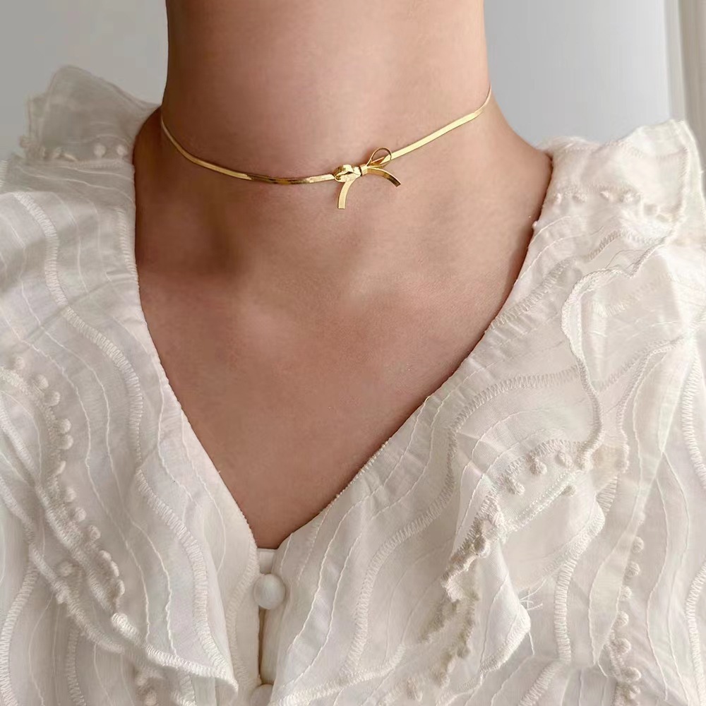 Design Sense Titanium Steel Non-Fading Choker Short Bow Snake Bone Necklace Exquisite Fashion Collarbone Chain