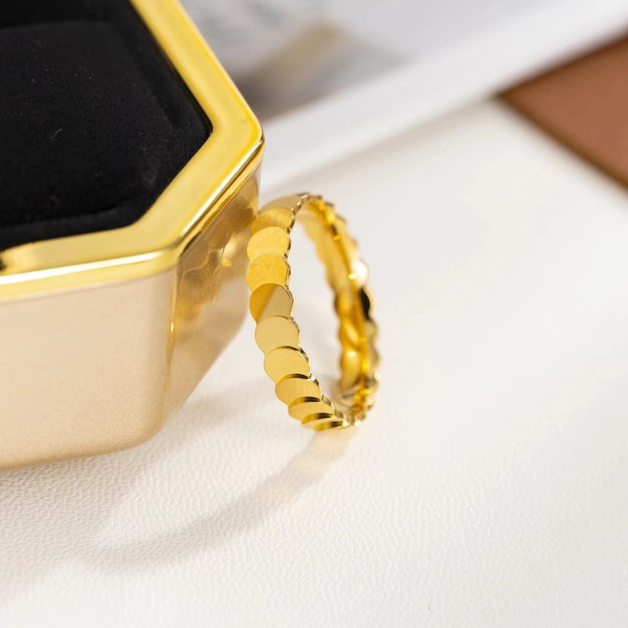 Niche Design Light Luxury High-End Polka Dot Fish Scale Ring Sand Gold Jewelry Imitation Gold Hand Accessories Women's Fashion Accessories