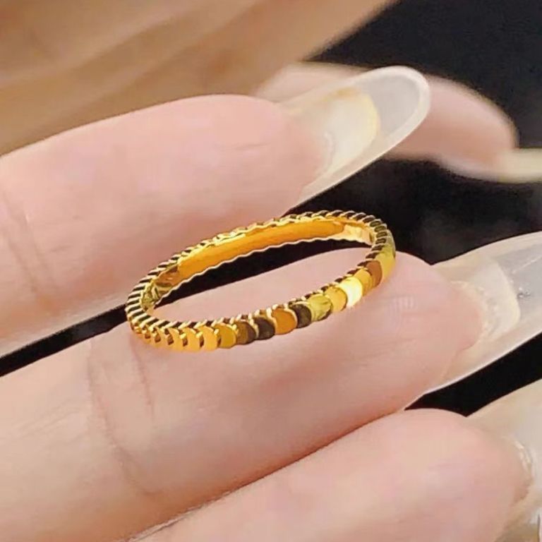 Exquisite Versatile Fish Scale Small Round Titanium Steel Ring for Women, Niche Design with a High-End Feel, Trendy and Unique Fashion Accessory