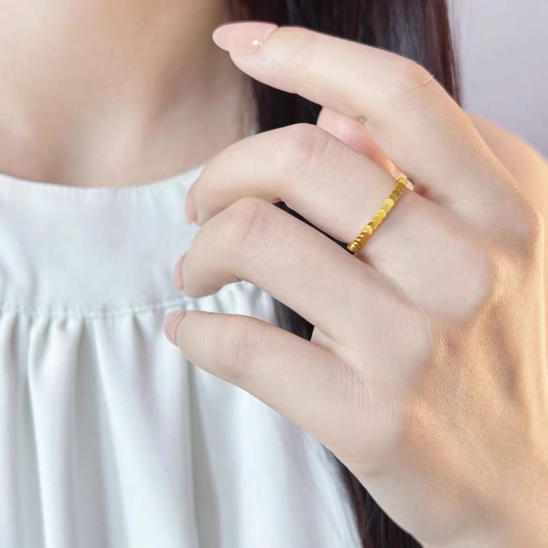 Exquisite Versatile Fish Scale Small Round Titanium Steel Ring for Women, Niche Design with a High-End Feel, Trendy and Unique Fashion Accessory