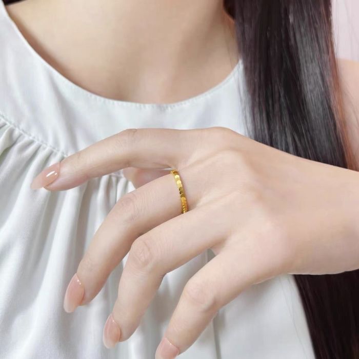 Exquisite Versatile Fish Scale Small Round Titanium Steel Ring for Women, Niche Design with a High-End Feel, Trendy a...