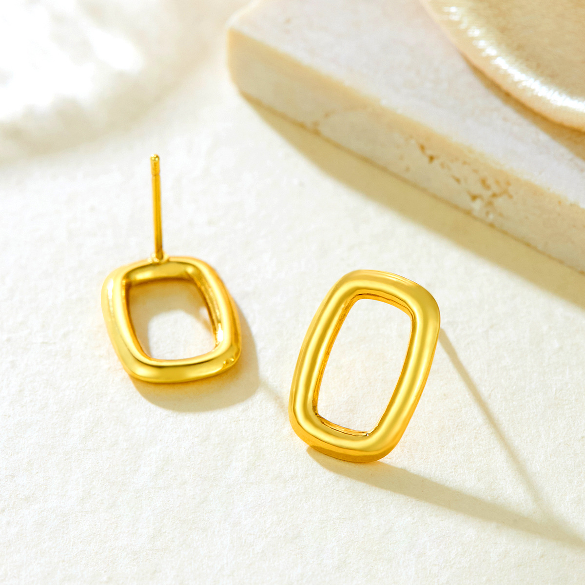 Square Hollow Earrings French Retro Niche Light Luxury Earrings New Summer Earrings Geometric High-end Earrings