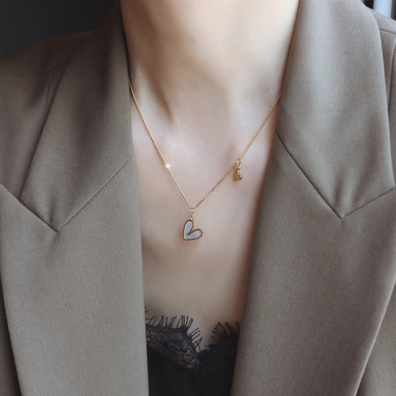 French Minimalist Personality Small Heart White Shell Necklace Fresh Peach Heart Asymmetric Collarbone Chain Women's Jewelry
