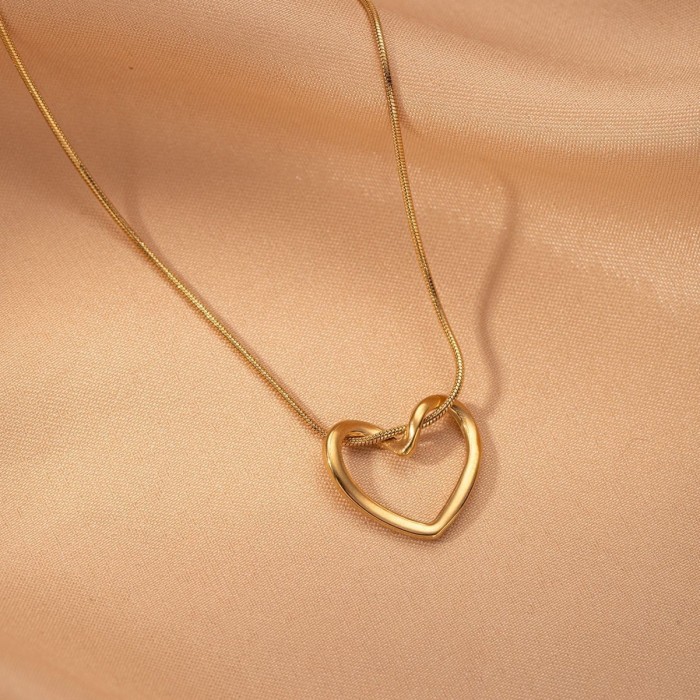 French Style Stainless Steel Heart Pendant Necklace Niche High-End Sense Choker Sun Bowknot K-Gold Plated Titanium Steel Necklace