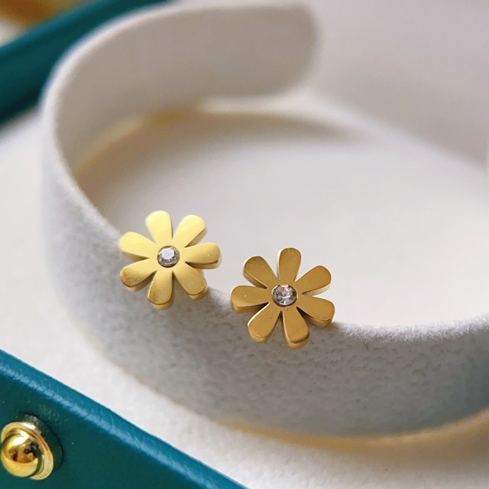 New French Style Small Daisy Flower Titanium Steel Necklace for Women with Stone-Inlaid, 18K Gold Color, Cute Vers...