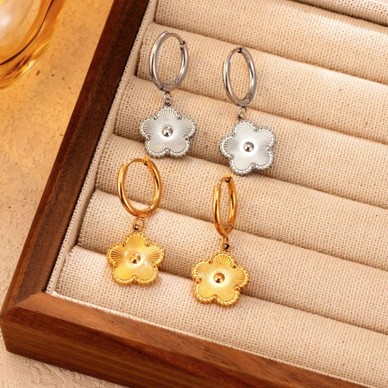 Cross-Border Exclusive Five-Leaf Flower Pendant Stainless Steel Earrings for Women Trendy Versatile 18K Plated High-End Feel Versatile Ear Jewelry