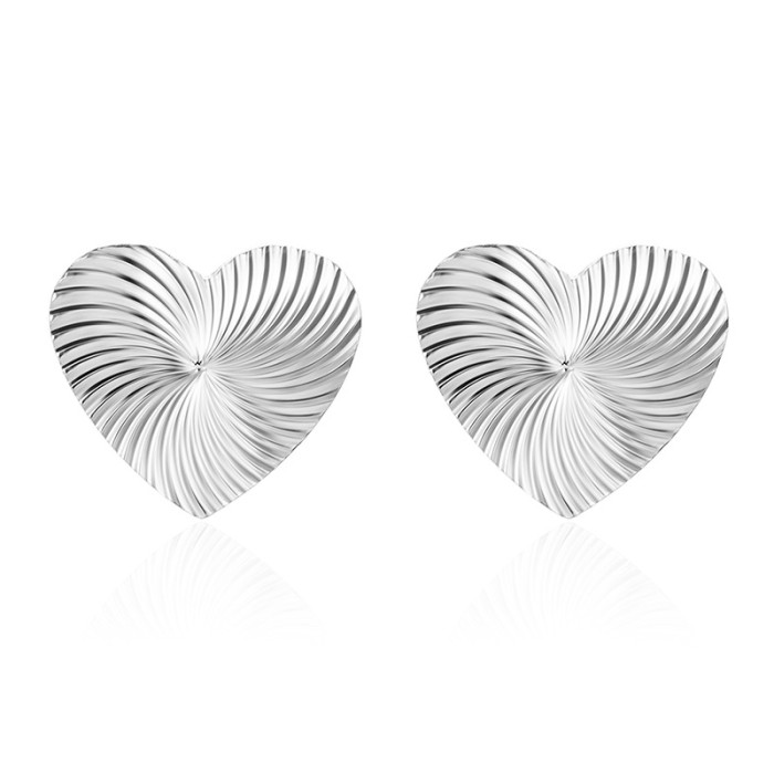 Fashion Heart Stainless Steel Earrings for Women Trendy Carved Peach Heart Earrings Versatile 18K Plated Earrings