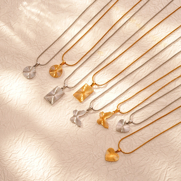 Cross-Border Fashion Titanium Steel Heart Pendant Necklace 18K Gold Plated Stainless Steel Internet Celebrity Hot-Selling Necklace Women's Jewelry Wholesale