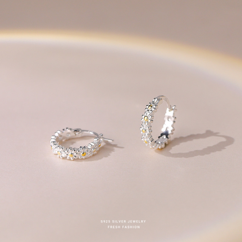 S925 Sterling Silver Daisy Earrings 3D Geometric Earrings Ins Fresh Style Xiaohongshu Style Wholesale Earrings