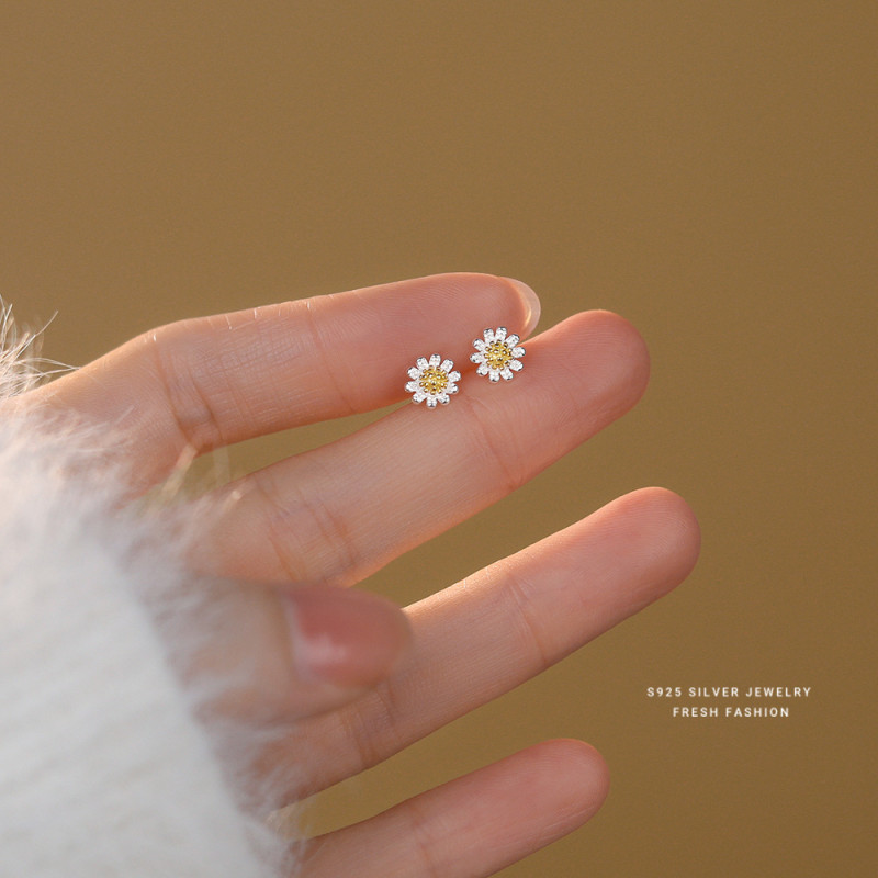 S925 Silver Small Daisy Flower Earrings for Women Korean Style Fresh Sweet Student Simple Threaded Screw Earrings Ear Care