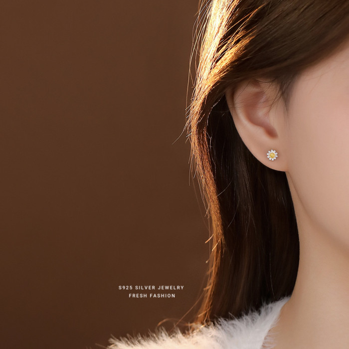 S925 Silver Small Daisy Flower Earrings for Women Korean Style Fresh Sweet Student Simple Threaded Screw Earrings Ear Care