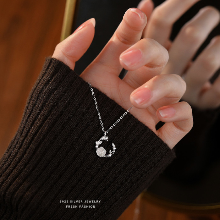 Elegant Fairy Style Flower Wreath Necklace for Women S925 Sterling Silver Iridescent Rose Crescent Collarbone Chain Versatile Jewelry Wholesale