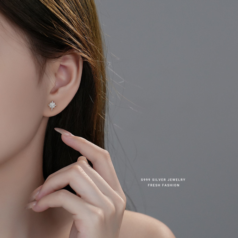 S999 Pure Silver Eight-Pointed Star Earrings for Women Fashionable Light Luxury Star Earrings Niche Black and White Inlaid Zircon Ear Piercing Care