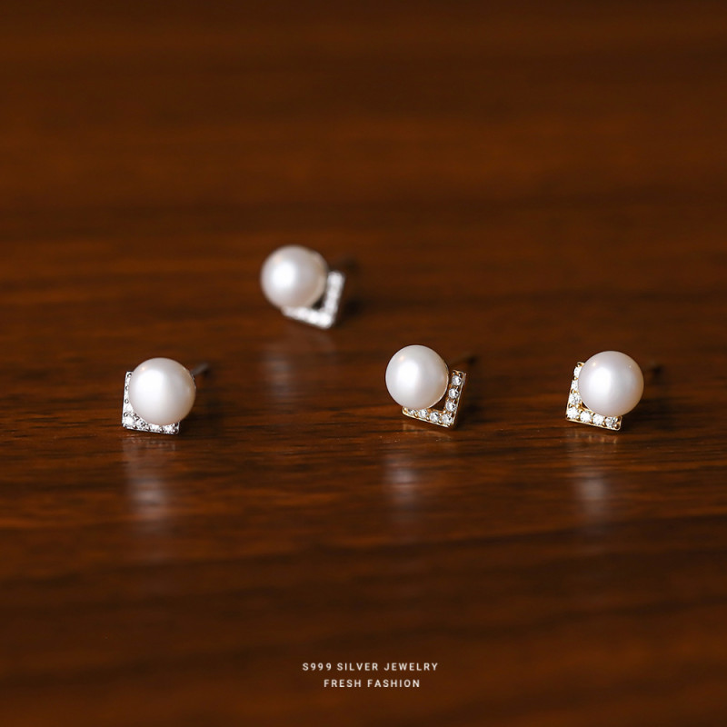 S999 Pure Silver V-Shaped Zircon Inlaid Pearl Earrings for Women French Retro Romantic Light Luxury Design Elegant Earrings Wholesale