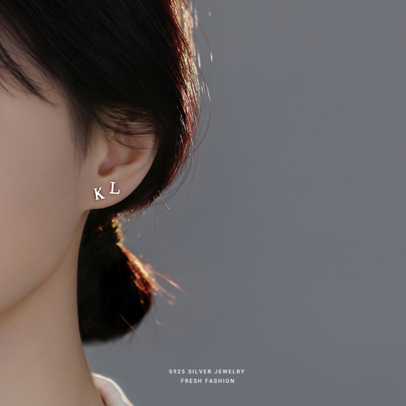 S925 Sterling Silver Smooth 26 Letter Stud Earrings INS Niche Personality Fresh Style Fashionable Temperament Ear Bone Stud Wholesale