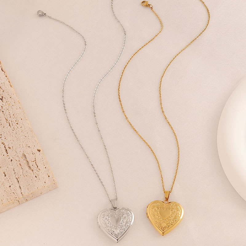 Titanium Steel Non-Fading Heart Necklace for Women, Light Luxury High-End Feel, Fashionable Stainless Steel Embossed Heart Frame Necklace