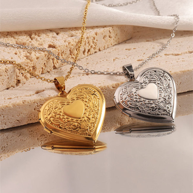 Titanium Steel Non-Fading Heart Necklace for Women, Light Luxury High-End Feel, Fashionable Stainless Steel Embossed Heart Frame Necklace