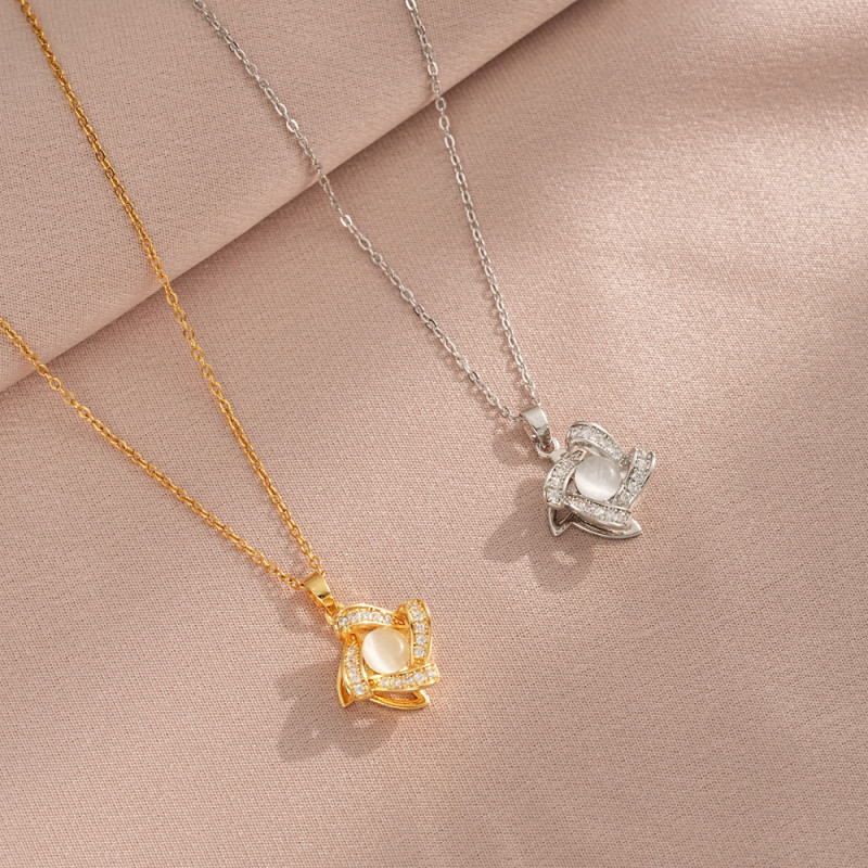 Necklace for Women Internet Celebrity Rotating Zircon Flower Niche Fashion New Design Sense Elegant Four-Leaf Flower Titanium Steel Necklace