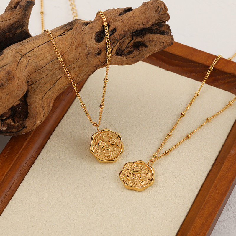 Fashion New Ins Style Simple Niche Design Peach Blossom Necklace for Women, Versatile Thick Gold Plated Collarbone Chain