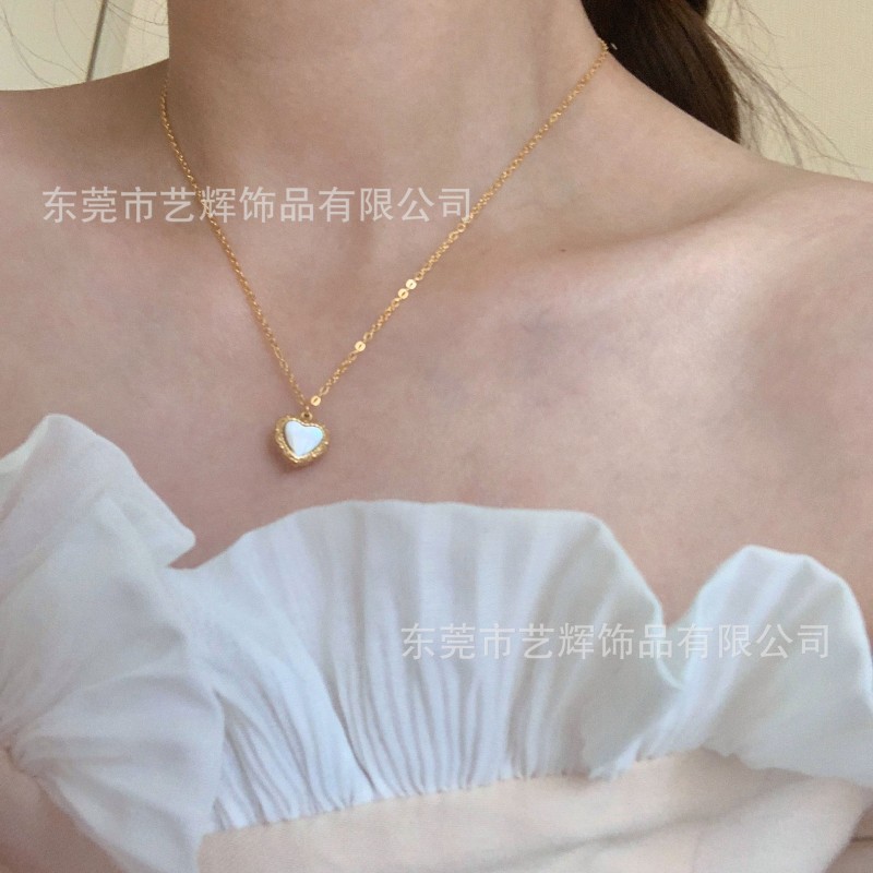 Korean Style Shell Heart Necklace Pattern Three-Dimensional Peach Heart Pendant Titanium Steel Clavicle Chain Design High-End New Hot Sale