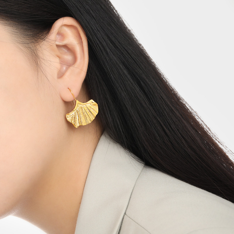 European and American Fashion Hot-Selling Niche Ins Pleated Ginkgo Leaf Earrings for Women, Versatile and Stylish Titanium Steel Earrings