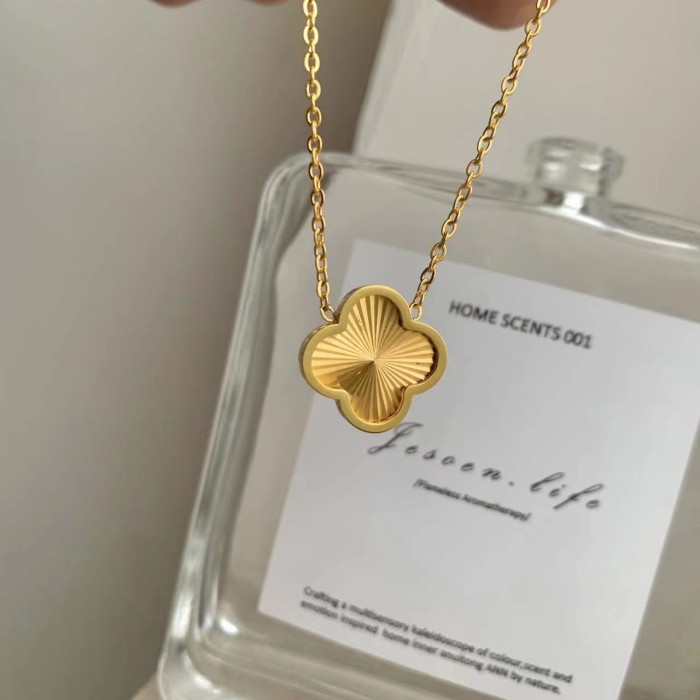 Korean Style Simple Glitter Sequin Stainless Steel Pattern Clover Collarbone Chain Light Luxury Ins Style Titanium Steel Necklace