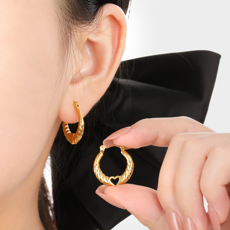 New Korean INS Niche Mailehui Black and White Heart Earrings Fashionable Personality Heart-shaped High-end Titanium Steel Earrings