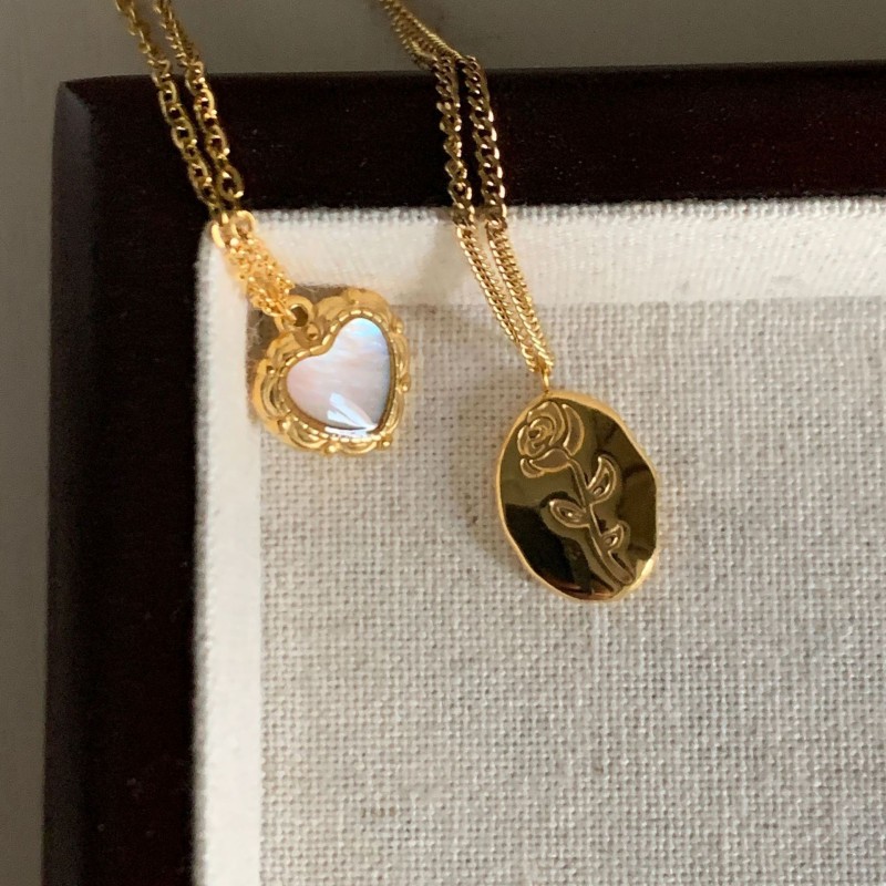 Korean Style Shell Heart Necklace Pattern Three-Dimensional Peach Heart Pendant Titanium Steel Clavicle Chain Design High-End New Hot Sale