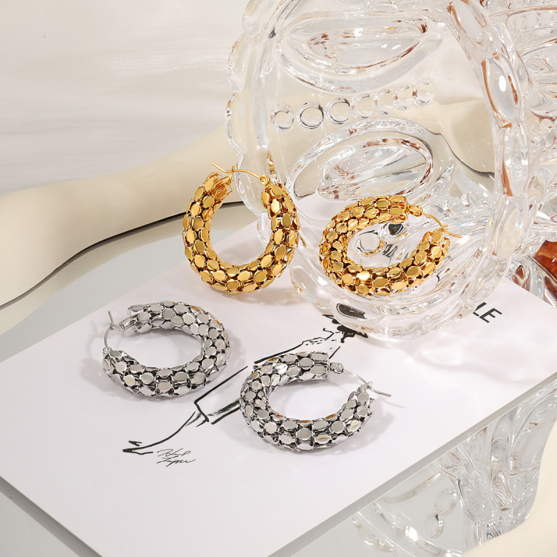 European and American Fashion Personality Hollow Sequin Round Splicing Earrings for Women, Elegant and Luxurious C-shaped High-end Titanium Steel Earrings